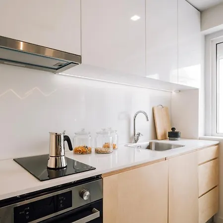 Alvares - 1 Bedroom And Terrace In Arroios * Lisboa